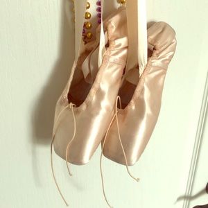 Pointe ballet shoes